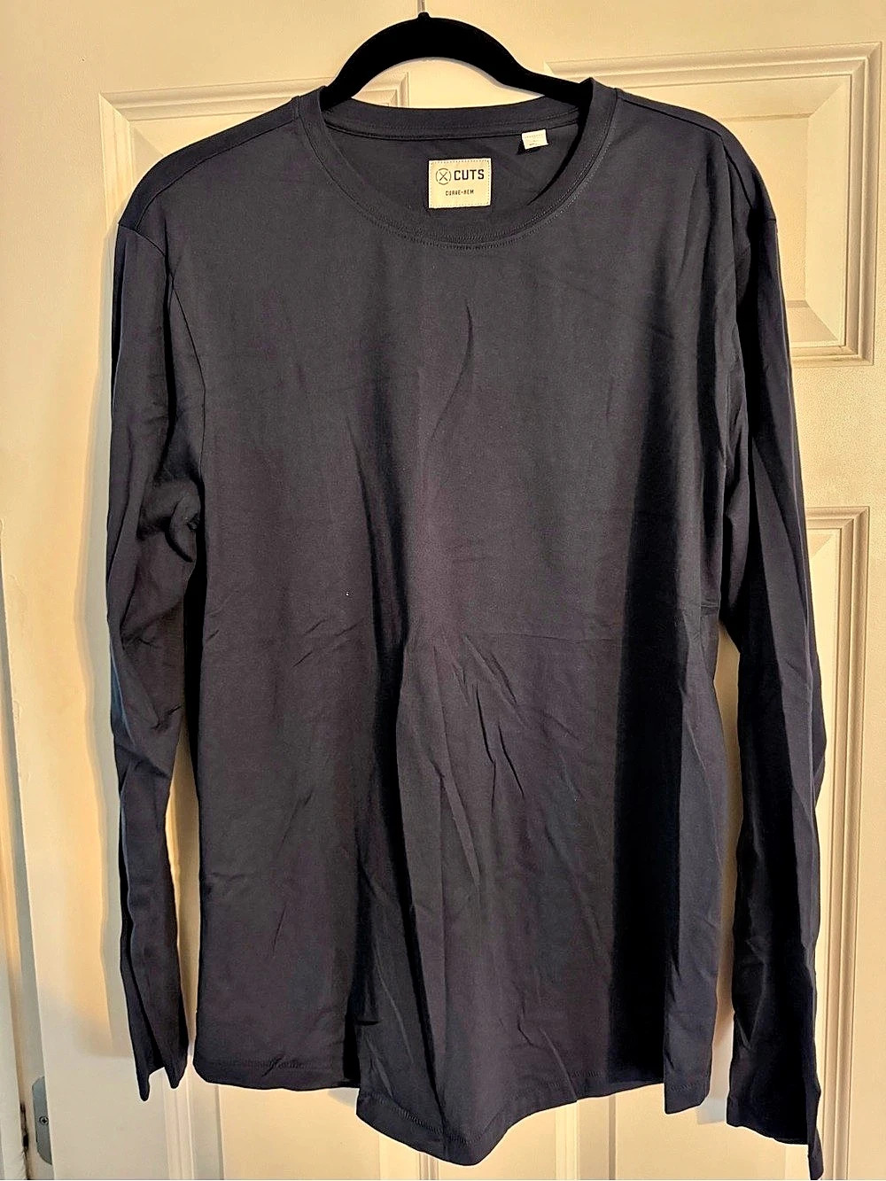 Cuts Curve-Hem Long Sleeve Tee in Black Like New